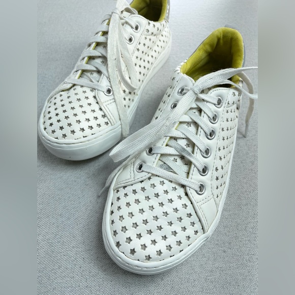 Old Navy white low top sneakers | Stars | Size 1Y - Picture 2 of 7